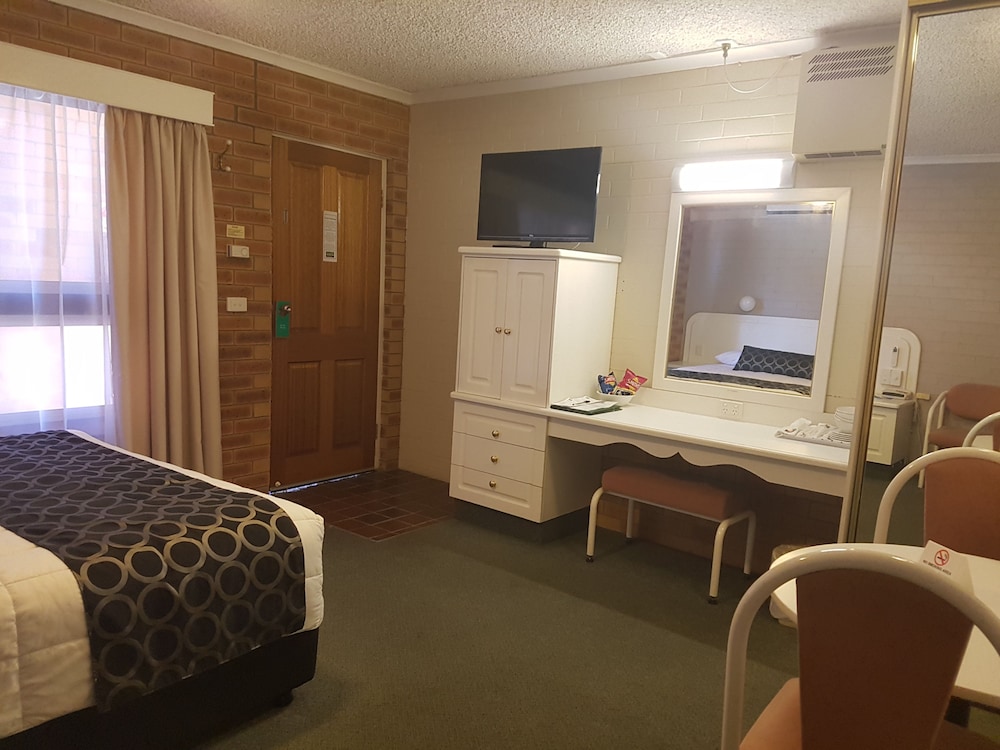 COUSINS MOTOR INN 47/62
