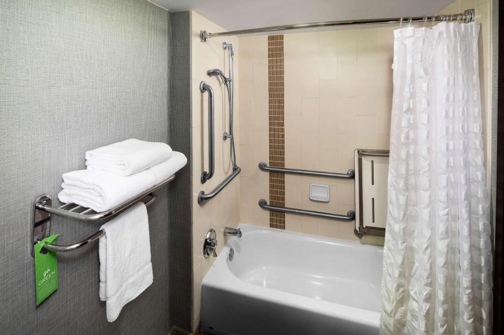 غرفة بسرير كينج مع أريكة لذوي الإعاقة، Hyatt Place Topeka 2/2