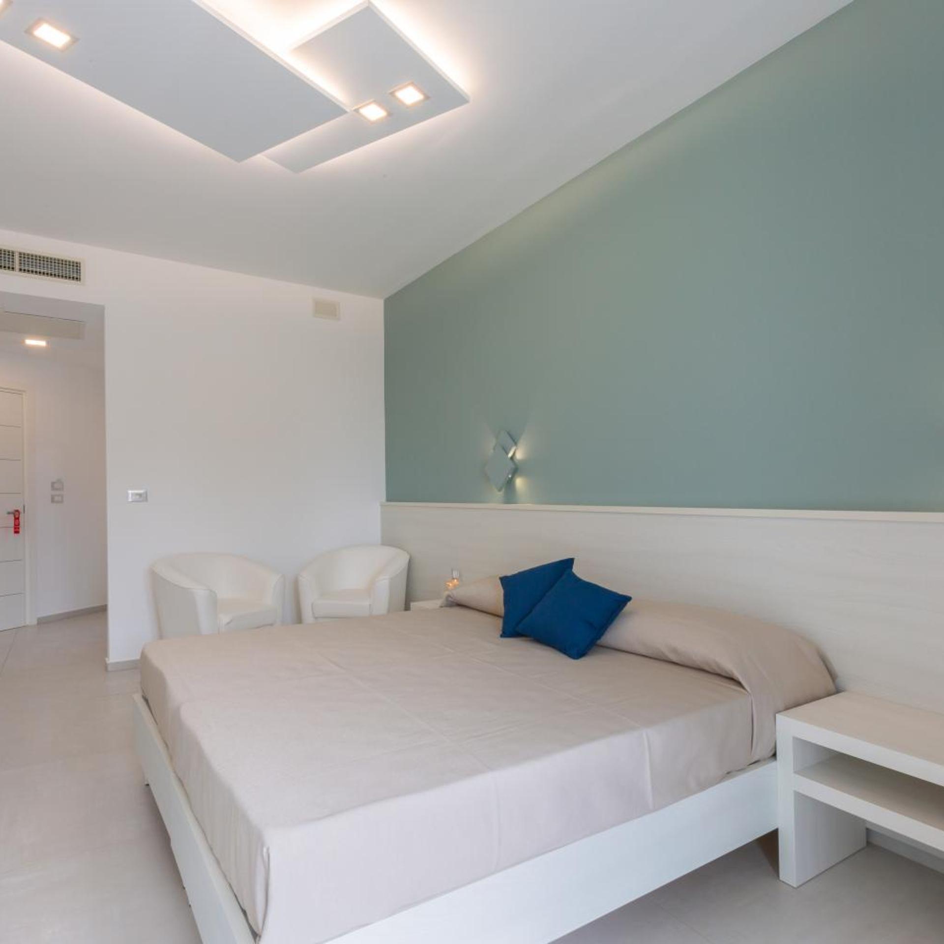 ROOM, DOUBLE OR TWIN BED