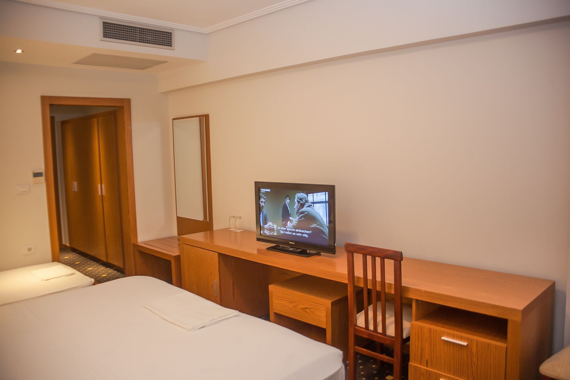غرفة ثلاثية بسرير كوين بإطلالة على البحر بشرفة مع أريكة، Agimi And S Hotel 7/10