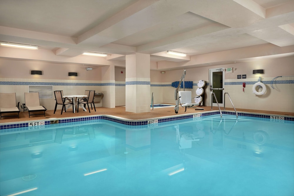 Hampton Inn & Suites Canton 5/54