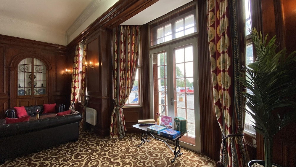 Russ Hill Hotel Gatwick 38/62