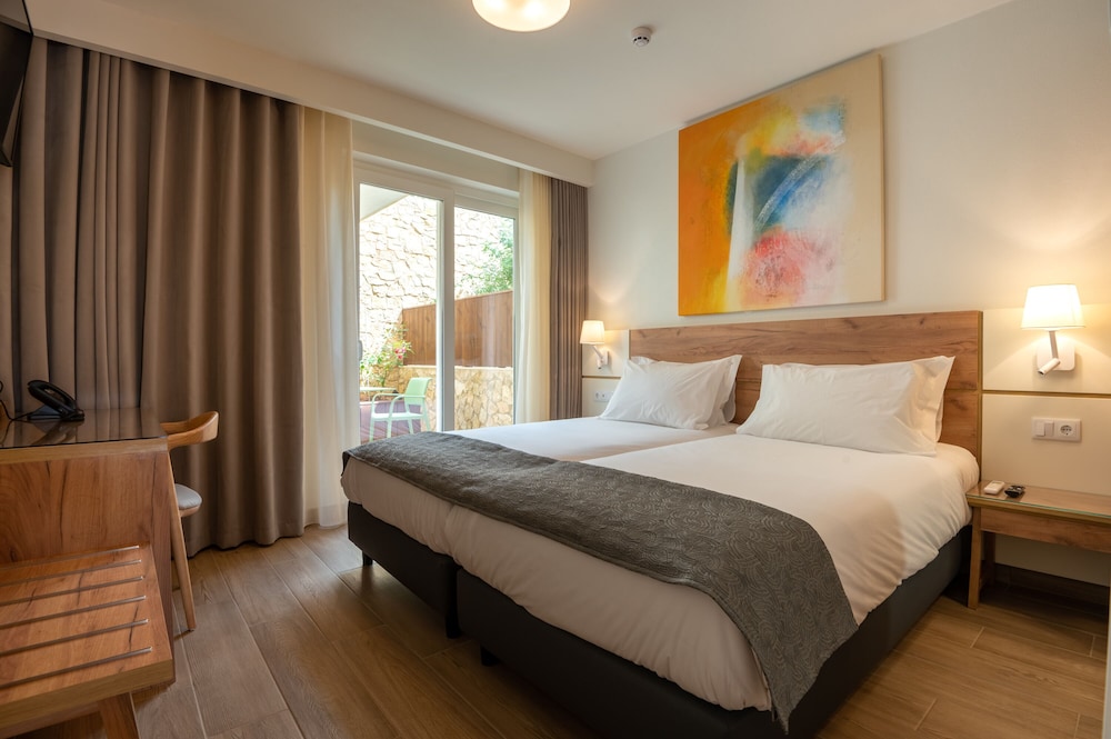 SUPERIOR, APARTMENT, POOL VIEW, BALCONY OR TERRACE, BALCONY