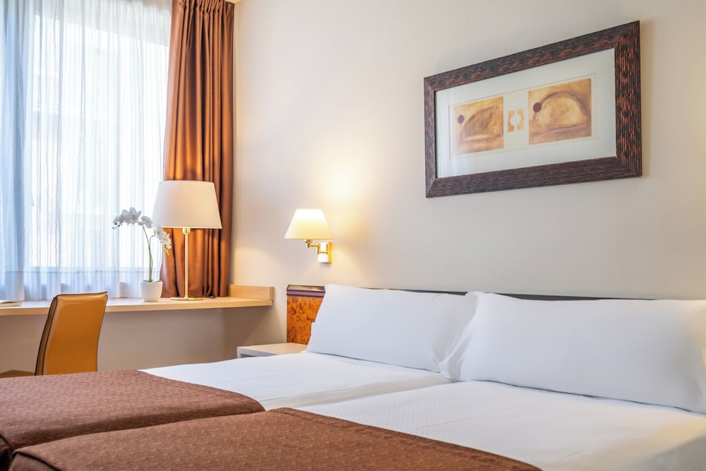 Superior, Double Bed, Street View، Glories Hotel 3/10