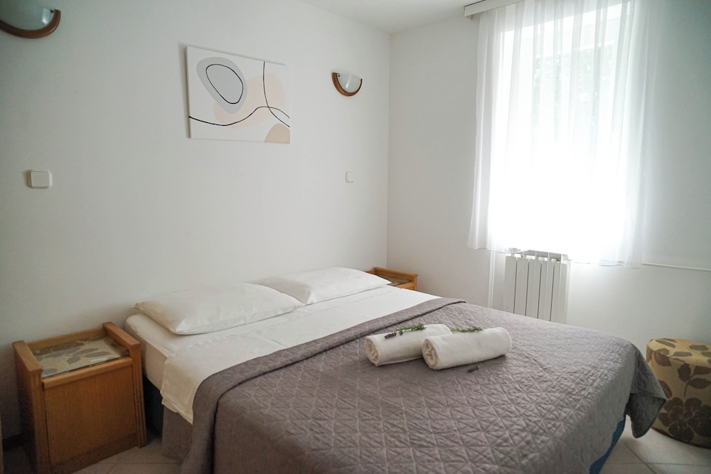 APARTMENTS AND ROOMS DEGRA 13/49