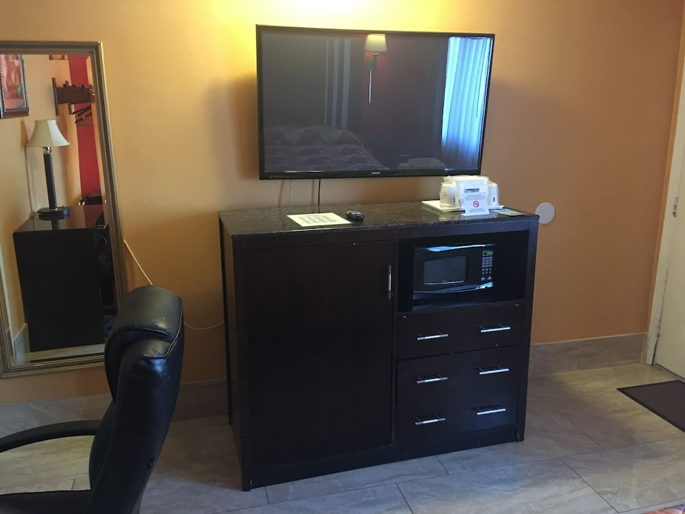 Travelodge By Wyndham Bay Shore Long Island 26/41