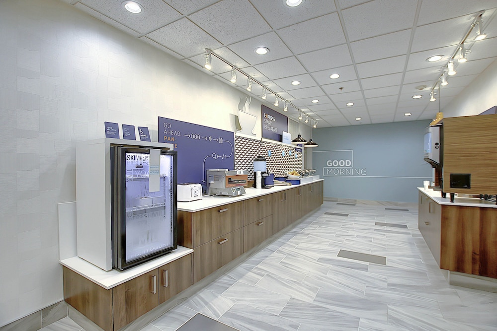 Holiday Inn Express Hotel Suites Airport Calgary 3/52