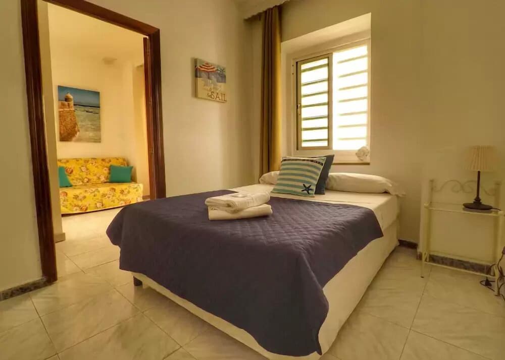 Room, Double Bed, Private Bathroom 3/5