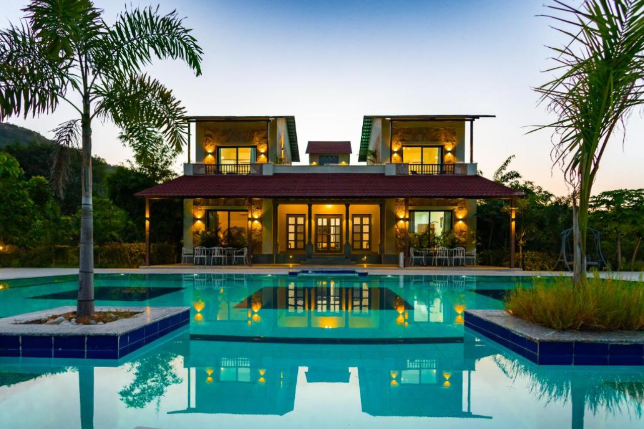 ELIVAAS Raas Stays 4 BHK Retreat with Pvt Pool & Scenic Aravali Views