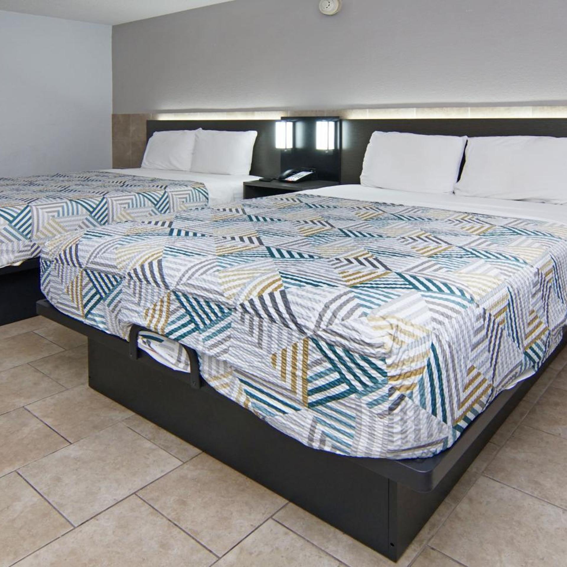 2 Queen Beds Non-Smoking, Micfridge