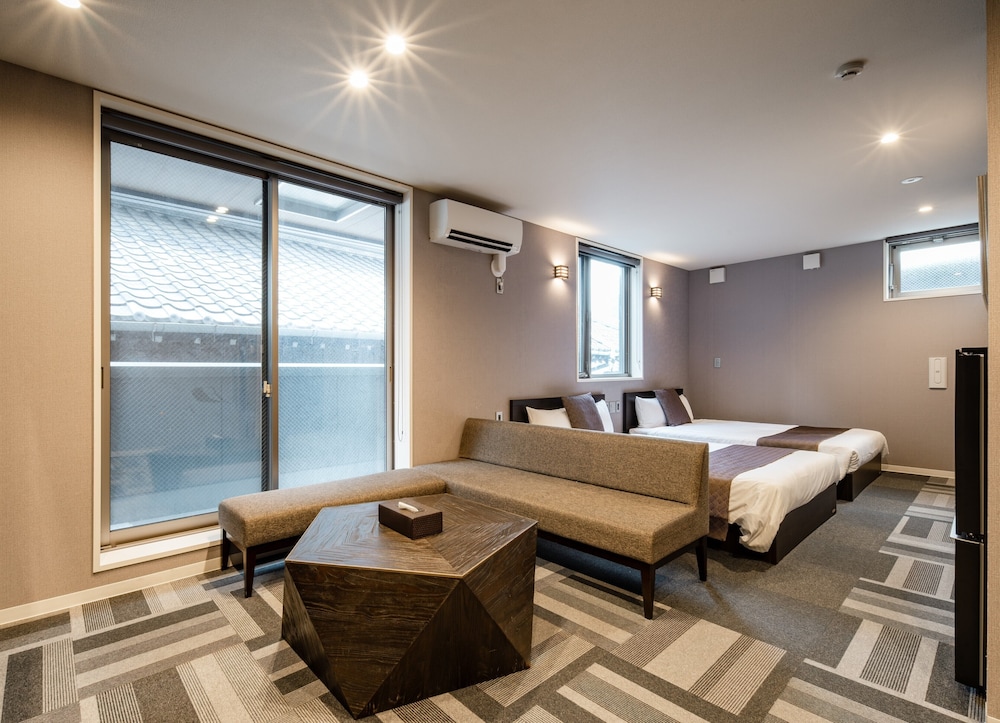 THEATER, 2 DOUBLE BEDS