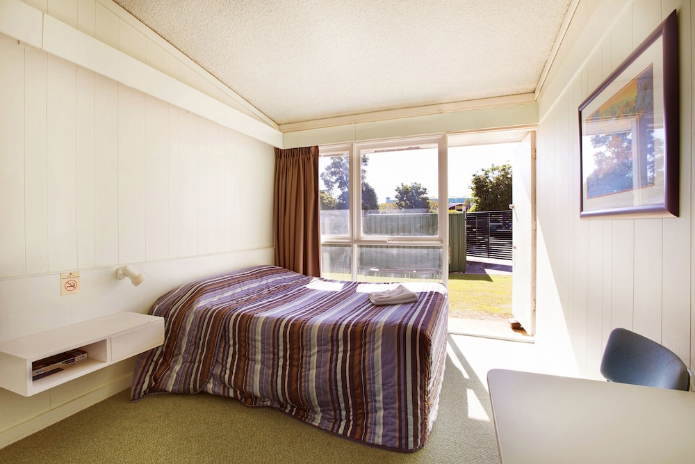 Sunnybank Hotel 12/30