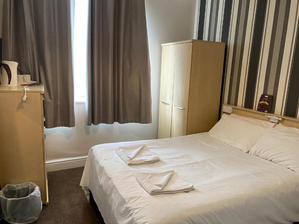 The Arncliffe Hotel 24/50