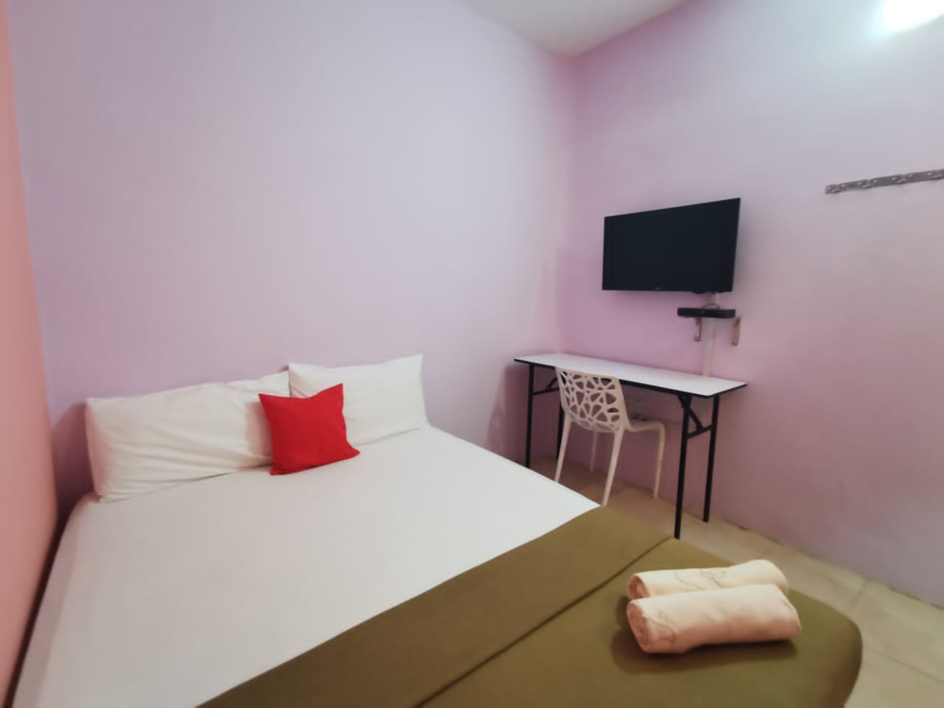 ROOM, QUEEN BED
