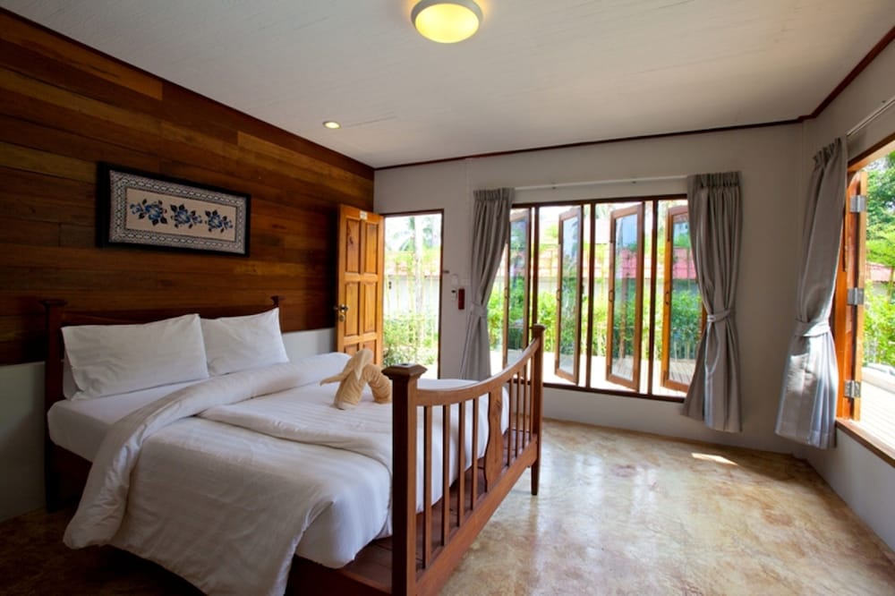 STAGE, KING BED