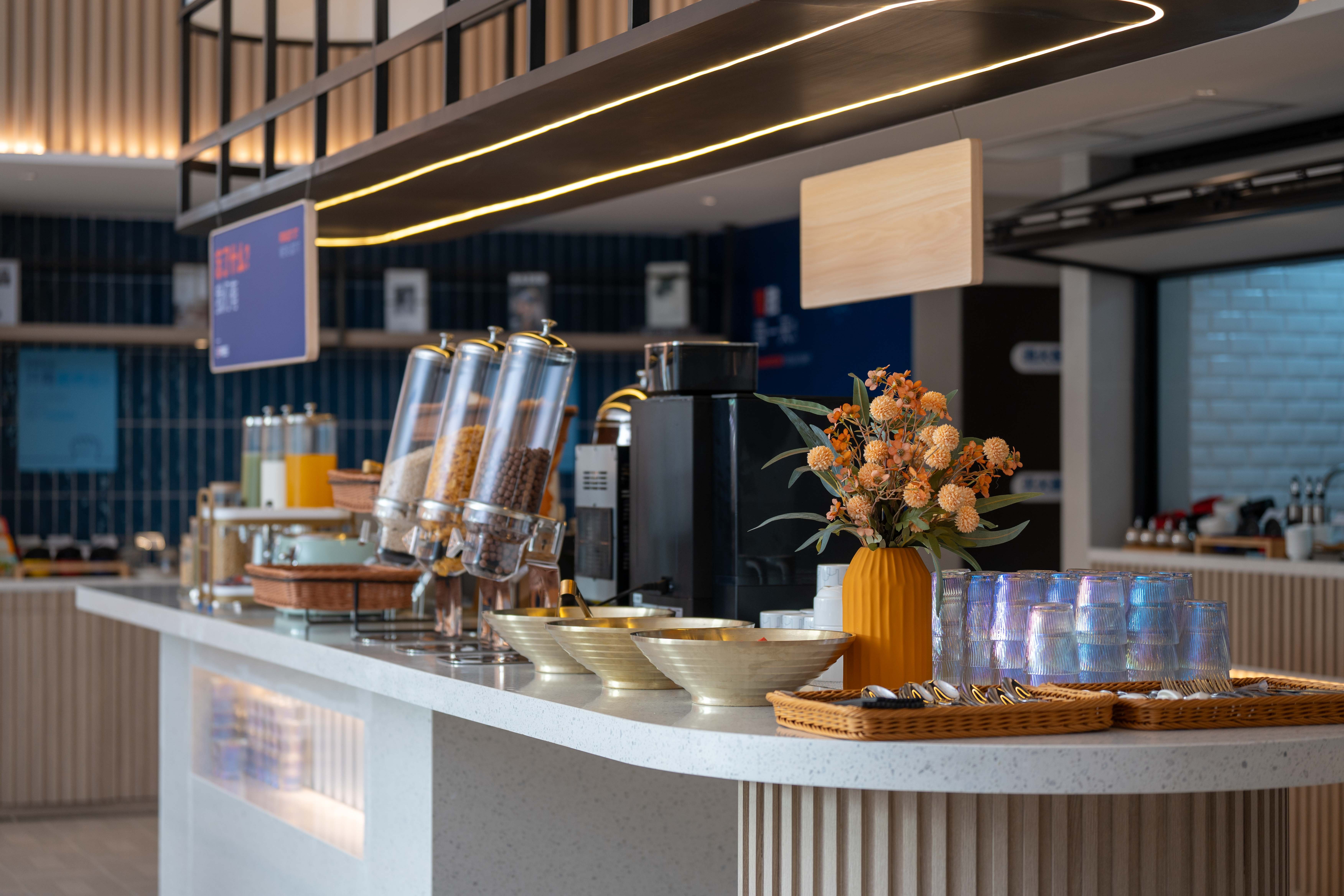 Holiday Inn Express Shanghai Hongqiao NECC 24/50