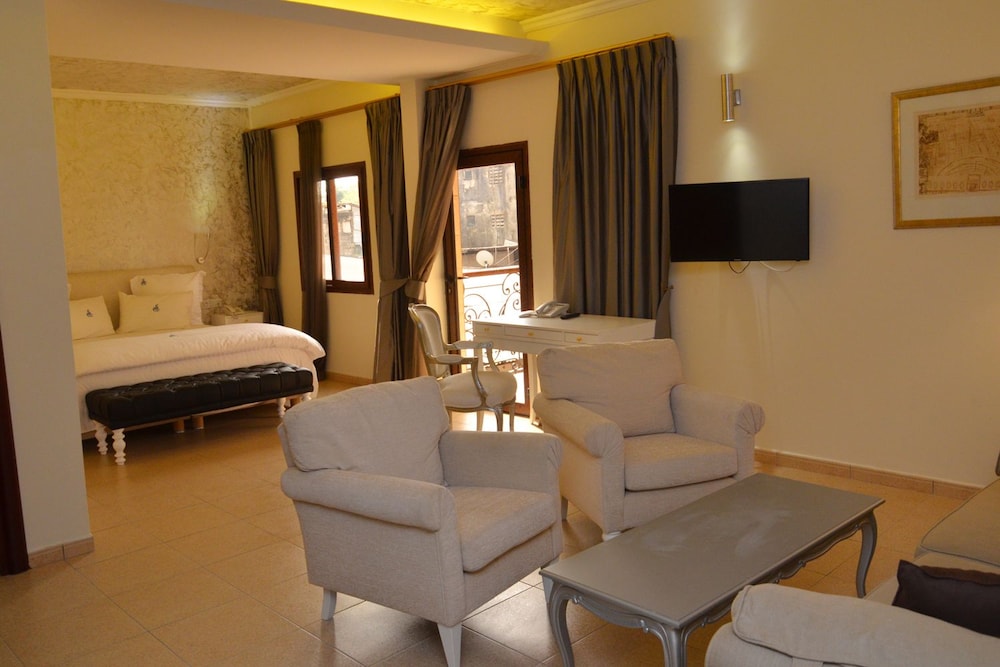 Particular Destiny Suites 27/50