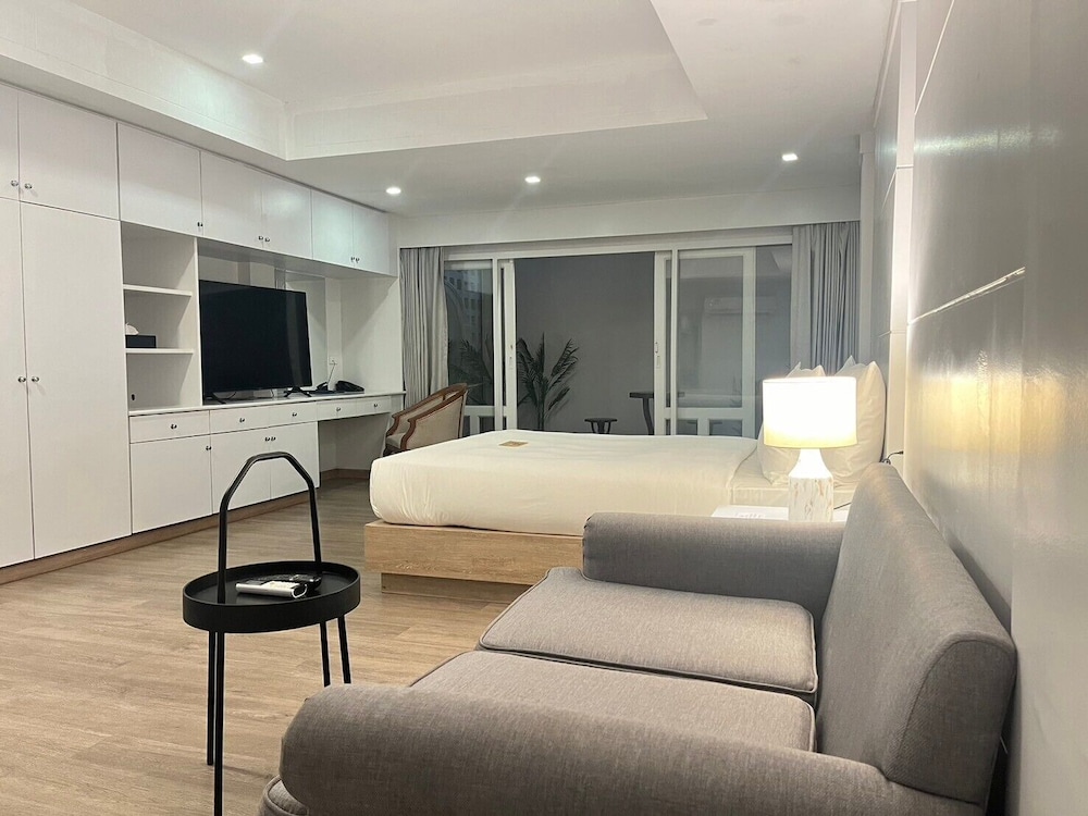 Anona Beachfront Phuket Resort 55/65