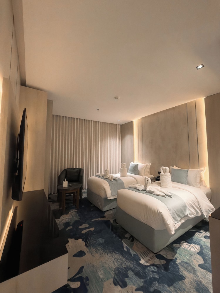 Rose Garden Hotel 24/50