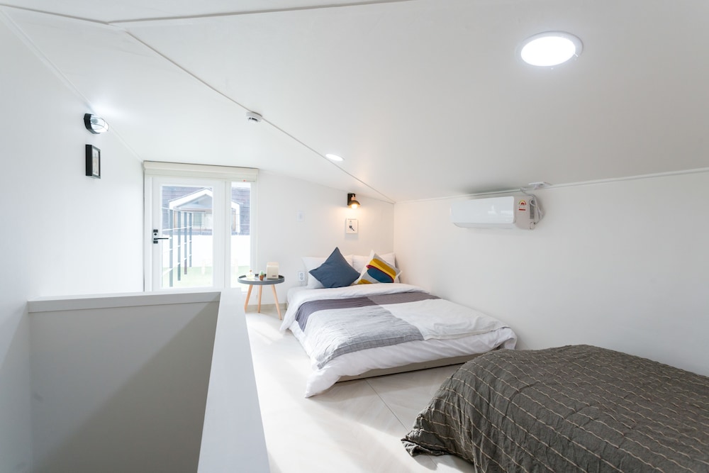 Neat House Hongdae 35/50