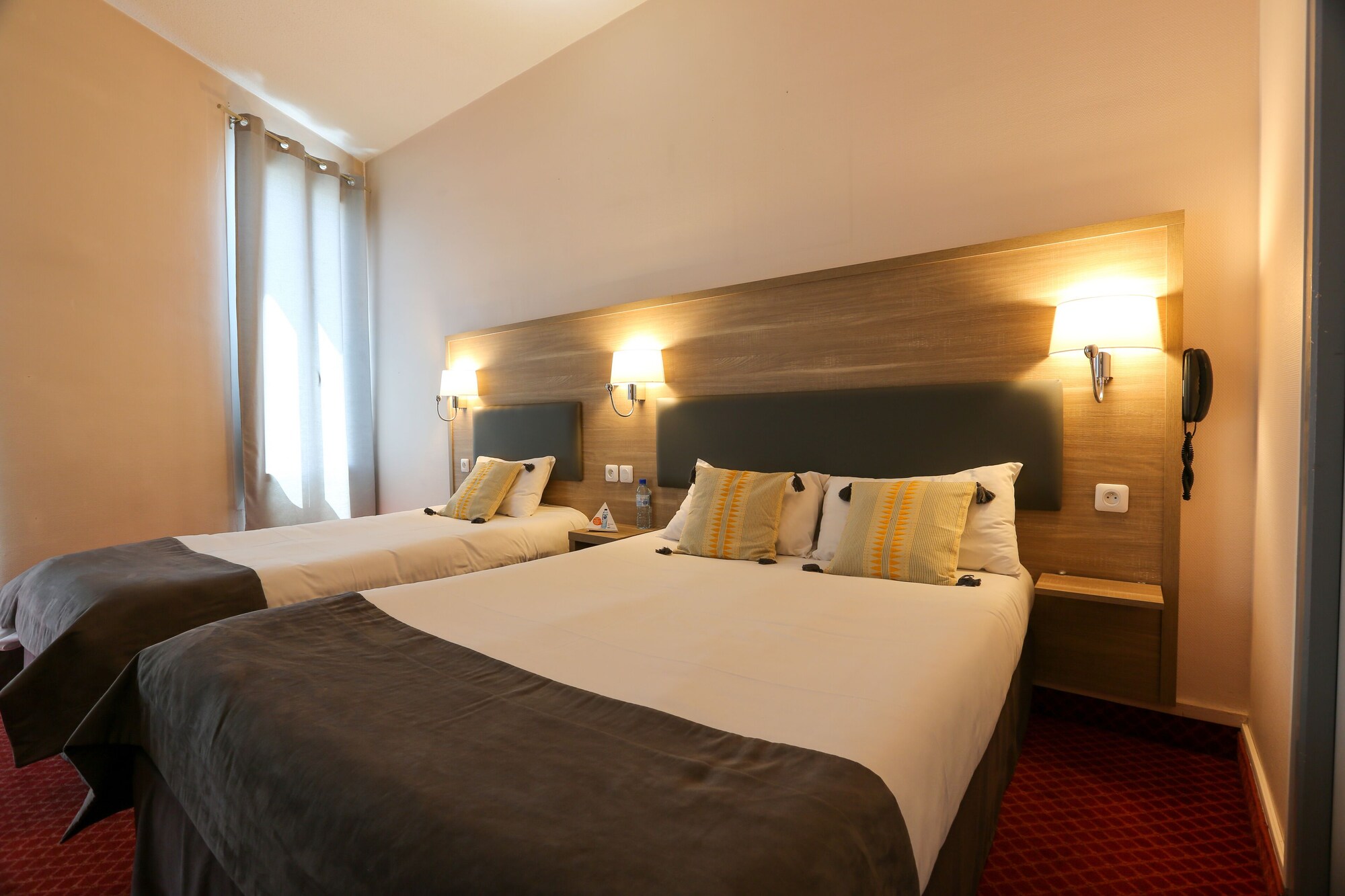غرفة قياسية بسريرين منفصلين، Brit Hotel Bleu Nuit 6/8