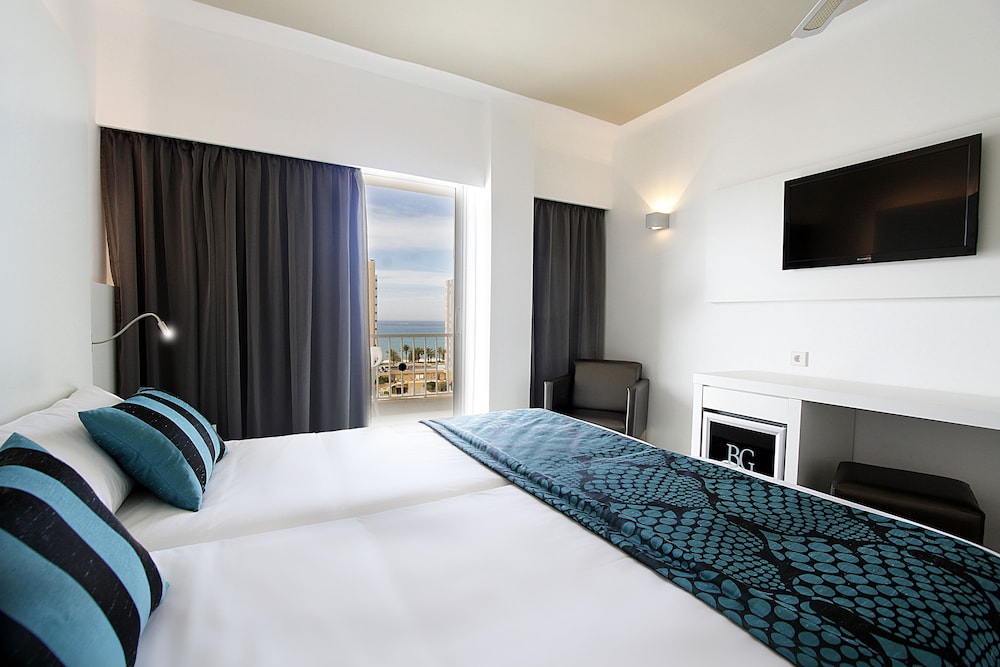 STANDARD, DOUBLE OR TWIN BED, PARTIAL SEA VIEW