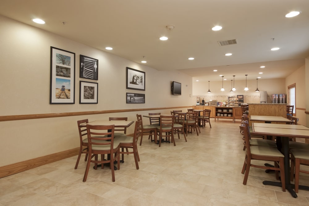 Country Inn & Suites by Radisson, Davenport - Quad Cities 14/17