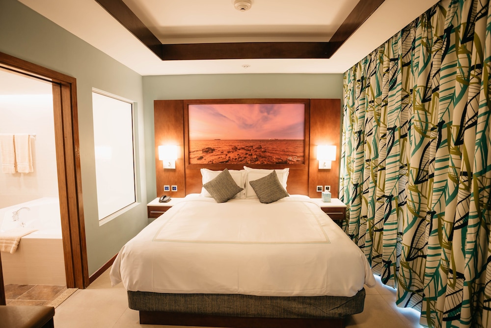 Surfrider Resort Hotel 13/79