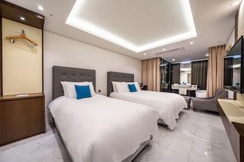 City, Deluxe, Family, 2 Double Beds, Bathtub