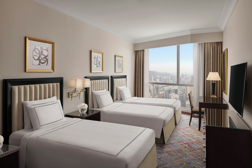غرفة كلاسيكية ثلاثية بثلاثة أسرّة بإطلالة على المدينة، سويس اوتيل المقام مكة(Swissotel Al Maqam Makkah) 6/10