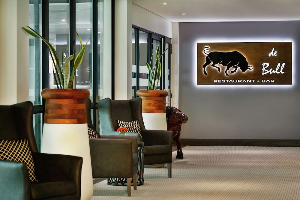 Legend Hotel Lagos Airport Curio Collection By Hilton 66/81