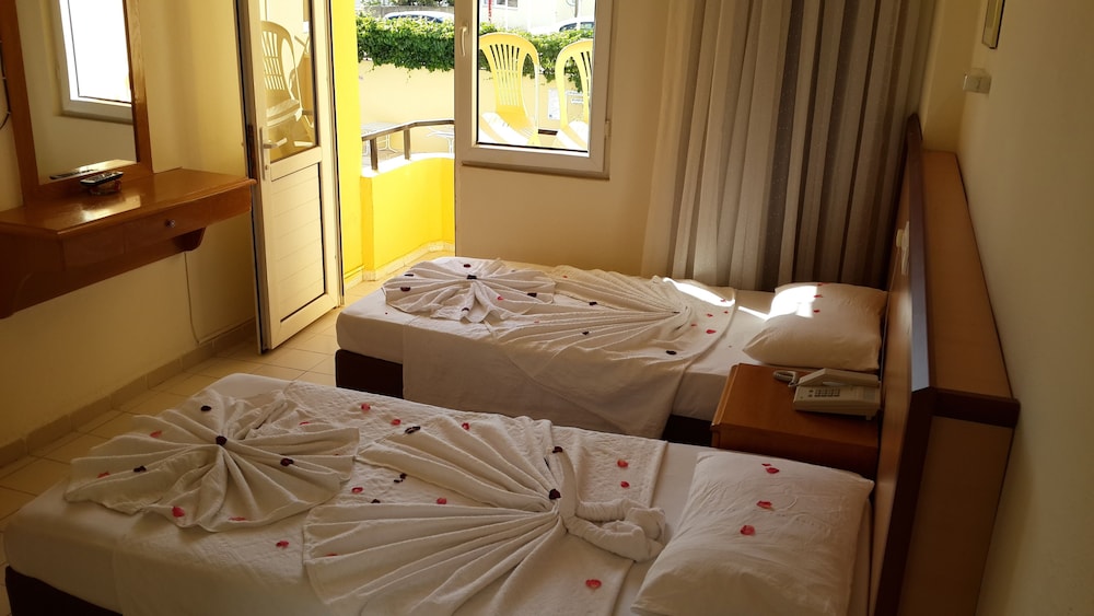 Caner Hotel 12/38