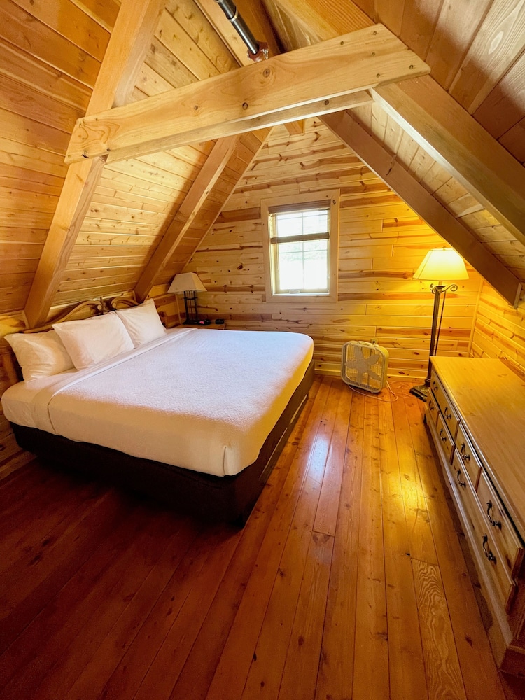 Cabins of Mackinaw 16/53