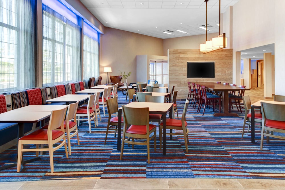 Fairfield Inn And Suites Cape Cod Hyannis 26/38