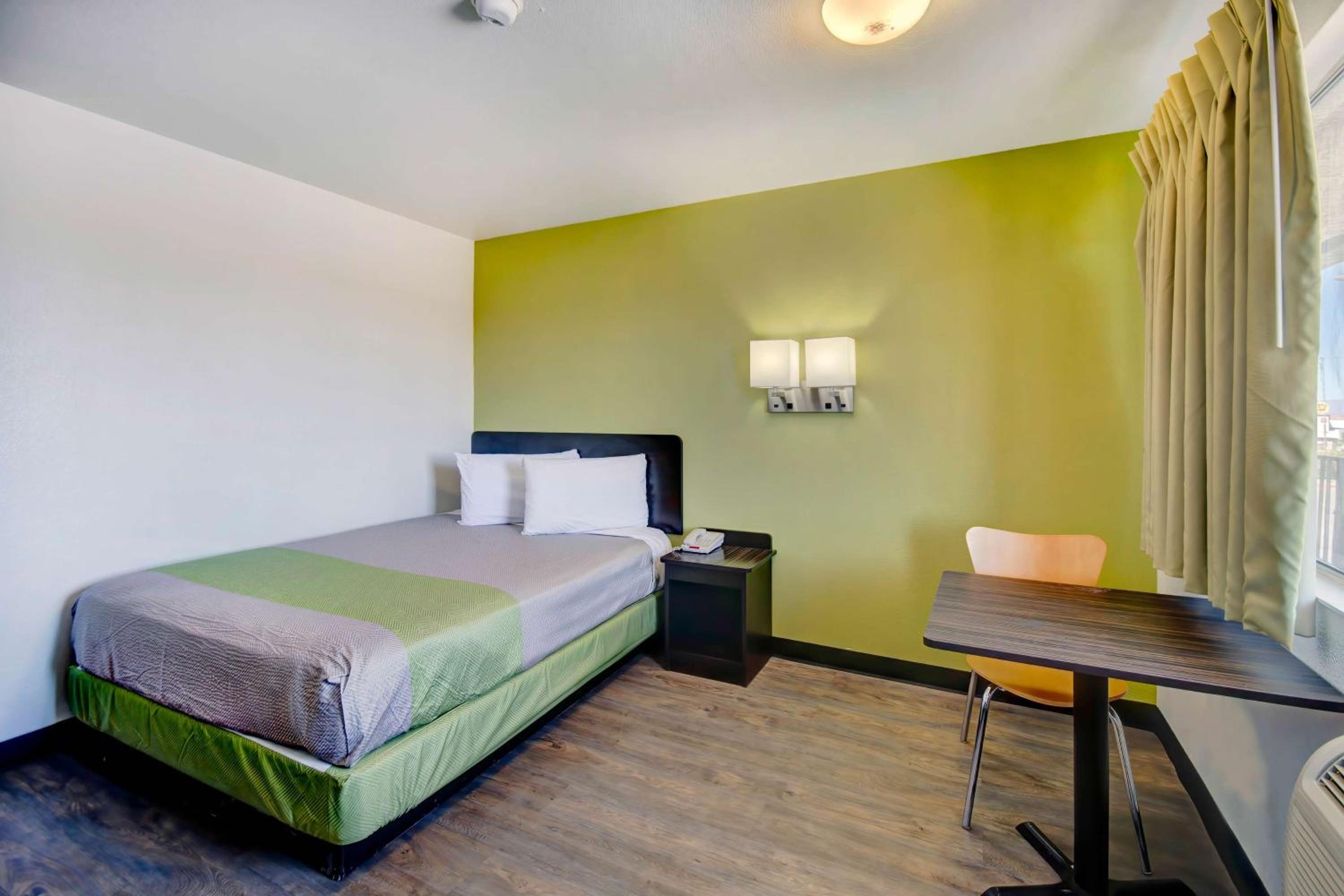 غرفة بسرير كوين لذوي الإعاقة، Motel6 Douglas, AZ 3/9