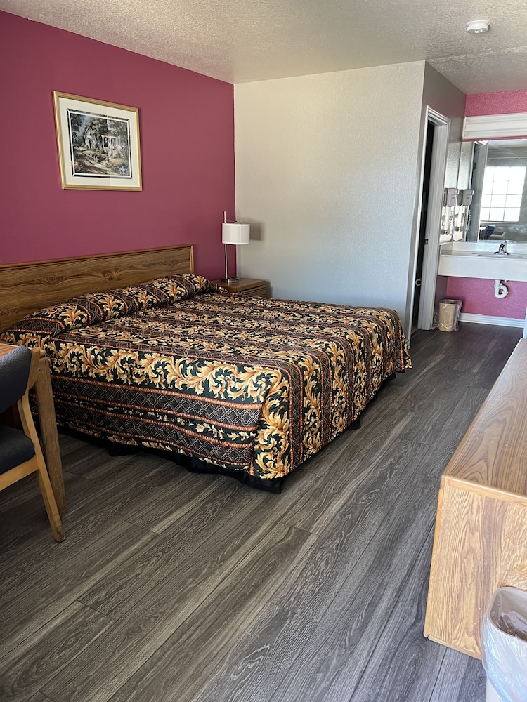 ROOM, KING BED
