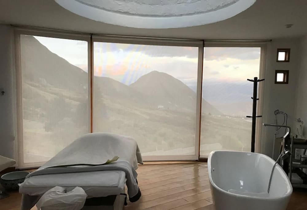 Hotel El Crater 8/24