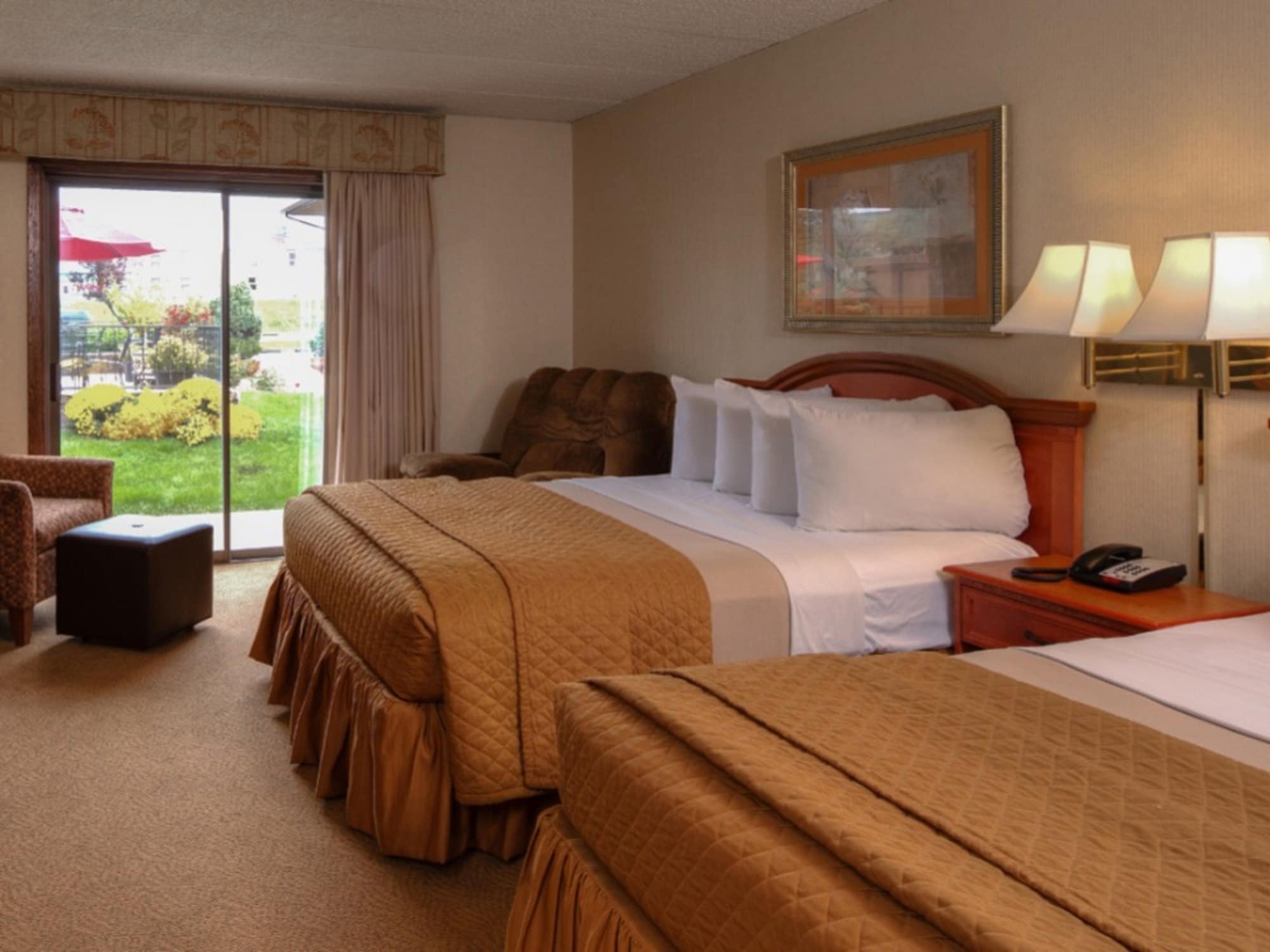 STANDARD, 2 QUEEN BEDS, POOL SIDE