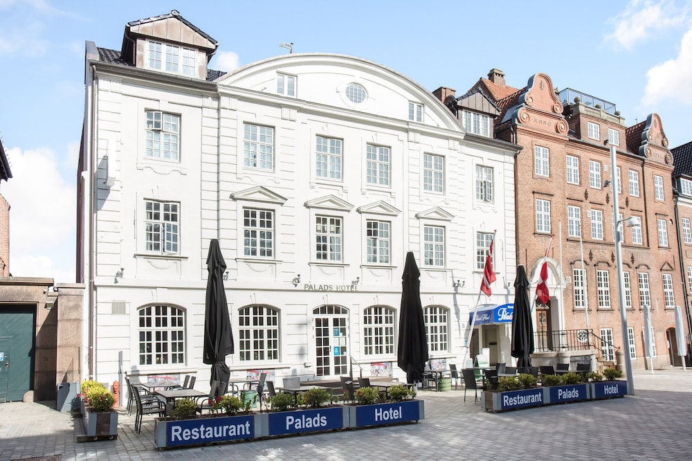 Palads Hotel 1/48