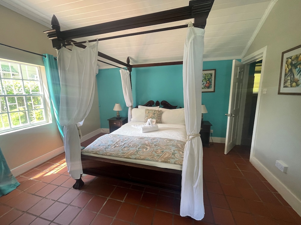 Studio, Queen Bed, Large