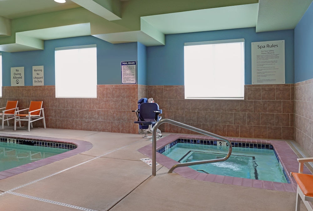 Holiday Inn Express Hotel And Suites Newport 45/76