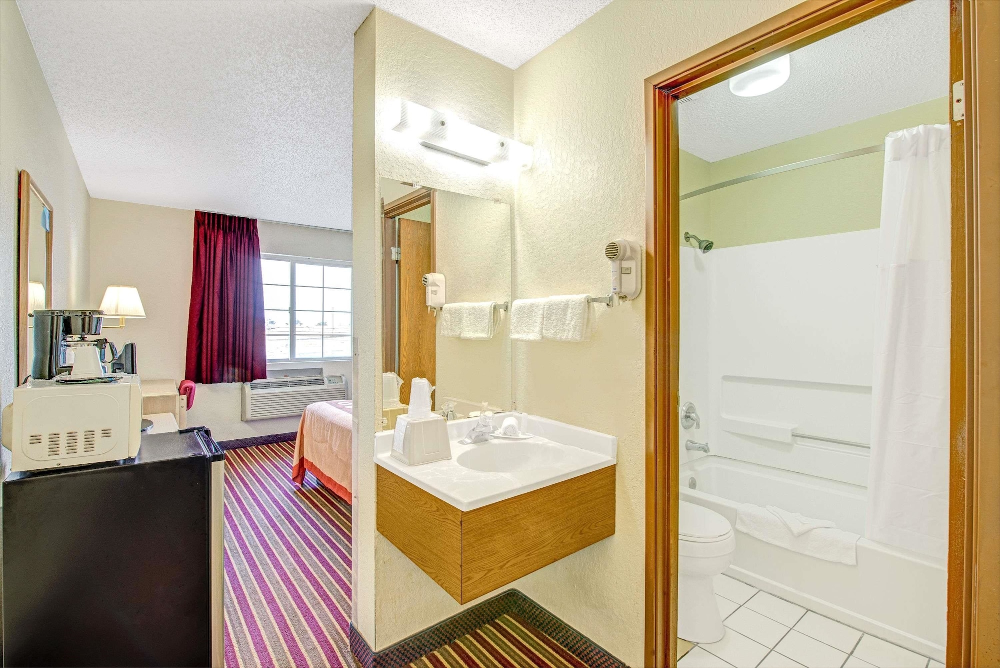 غرفة قياسية بسرير كينج، Super 8 by Wyndham San Antonio/Fiesta 6/6