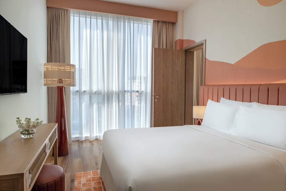 DELUXE, QUEEN BED, PLAZA VIEW