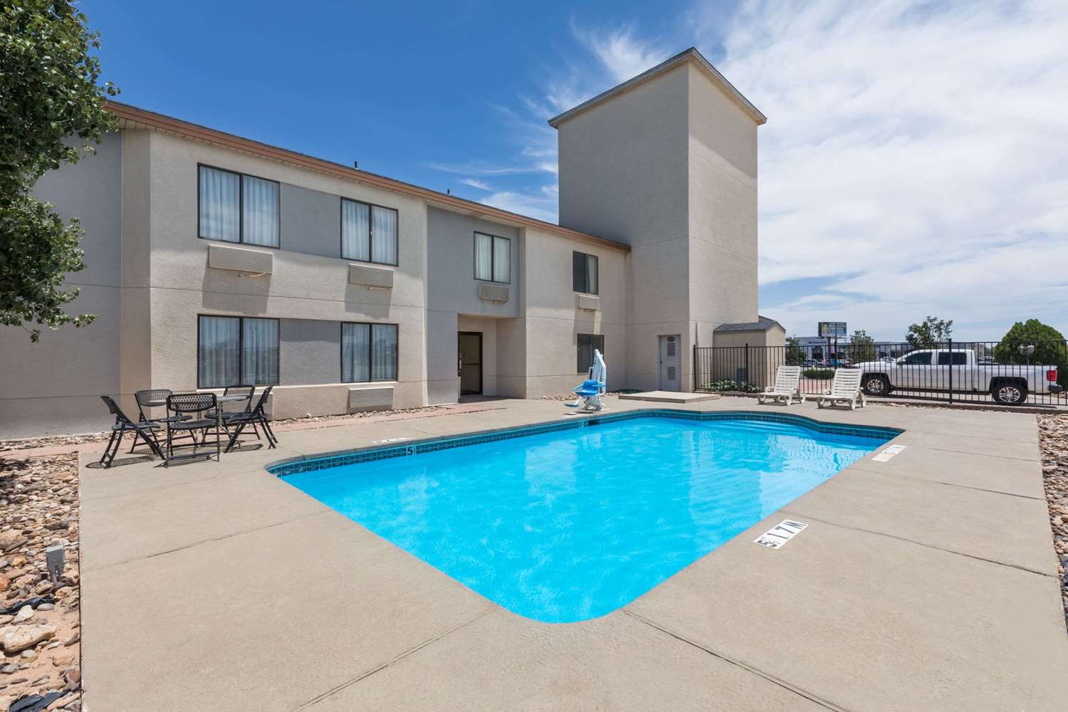 Super 8 by Wyndham Midland 7/8