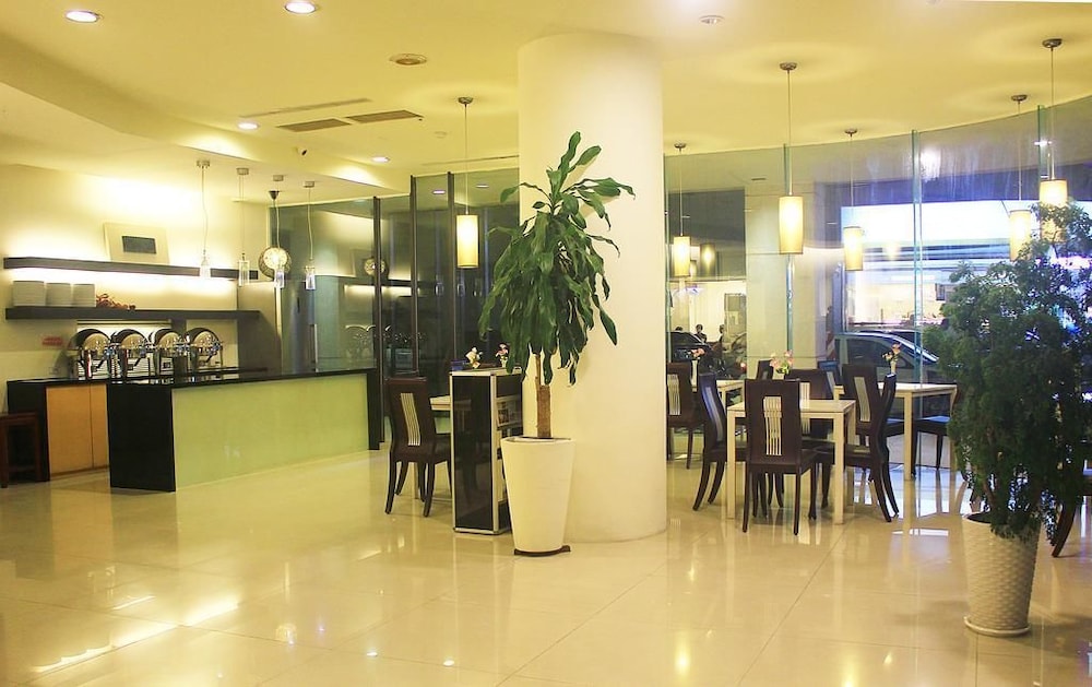 River Hotel 40/45