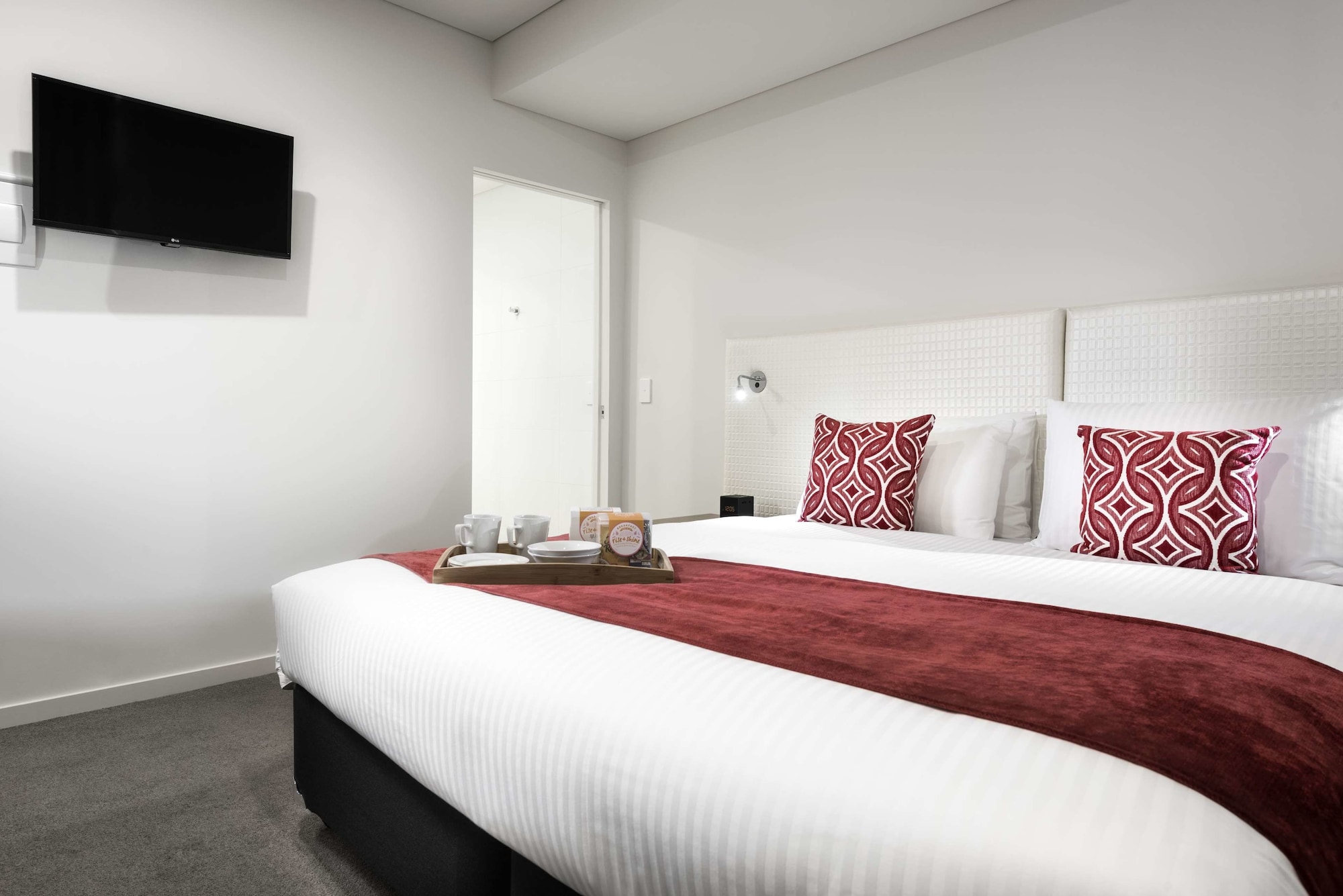 1 BEDROOM, STUDIO, KING BED
