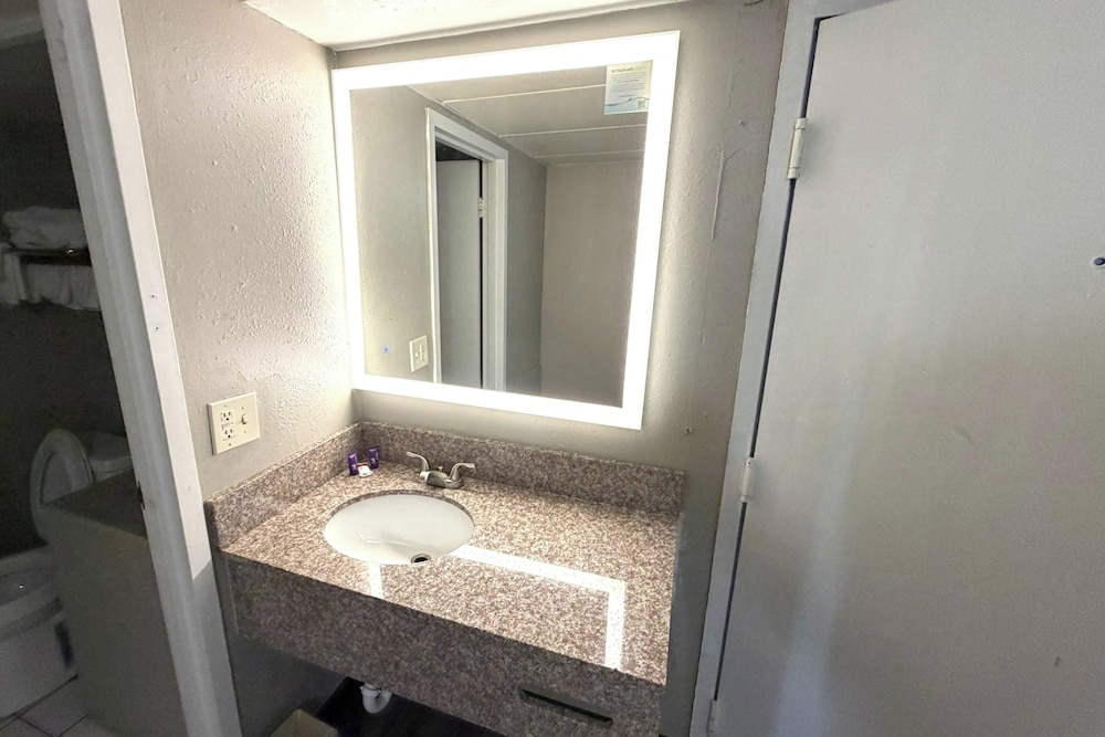 Twin City Inn & Suites Benton Harbor - St. Joseph 47/47