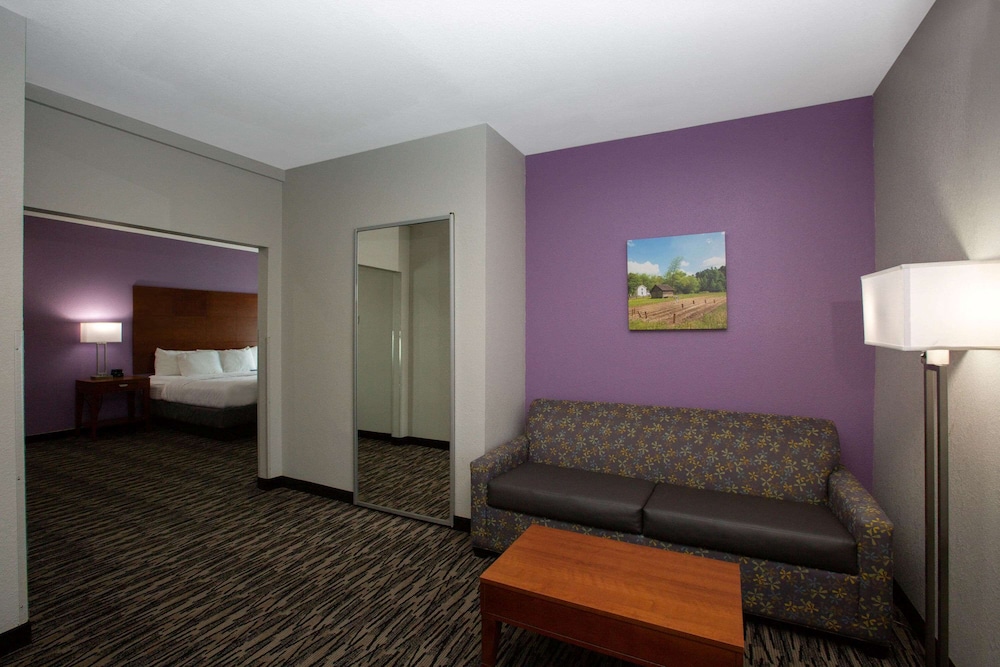 La Quinta Inn & Suites by Wyndham Tupelo 32/48
