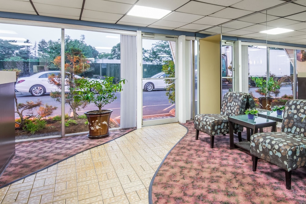 Days Inn by Wyndham Hicksville Long Island 16/20