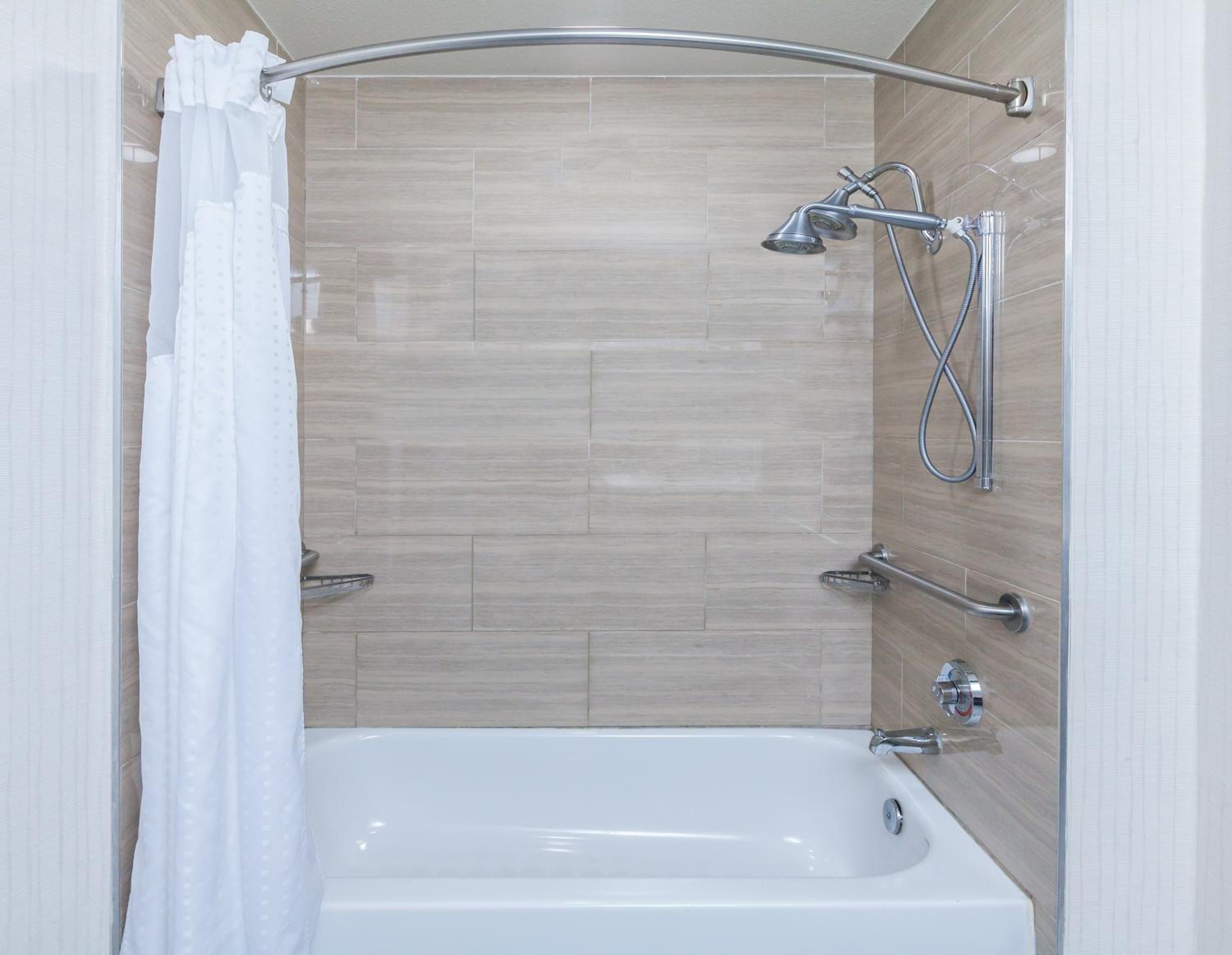 غرفة قياسية بسريرين كينج بحوض استحمام لذوي الإعاقة، Holiday Inn Express Hotel And Suites Houston East 4/4